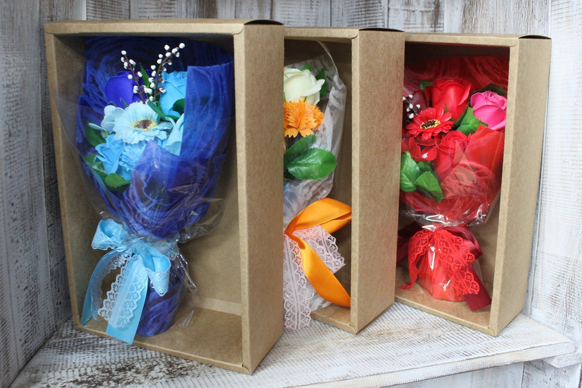 Geschenkstrauß aus Seifenblumen in einer roten Box