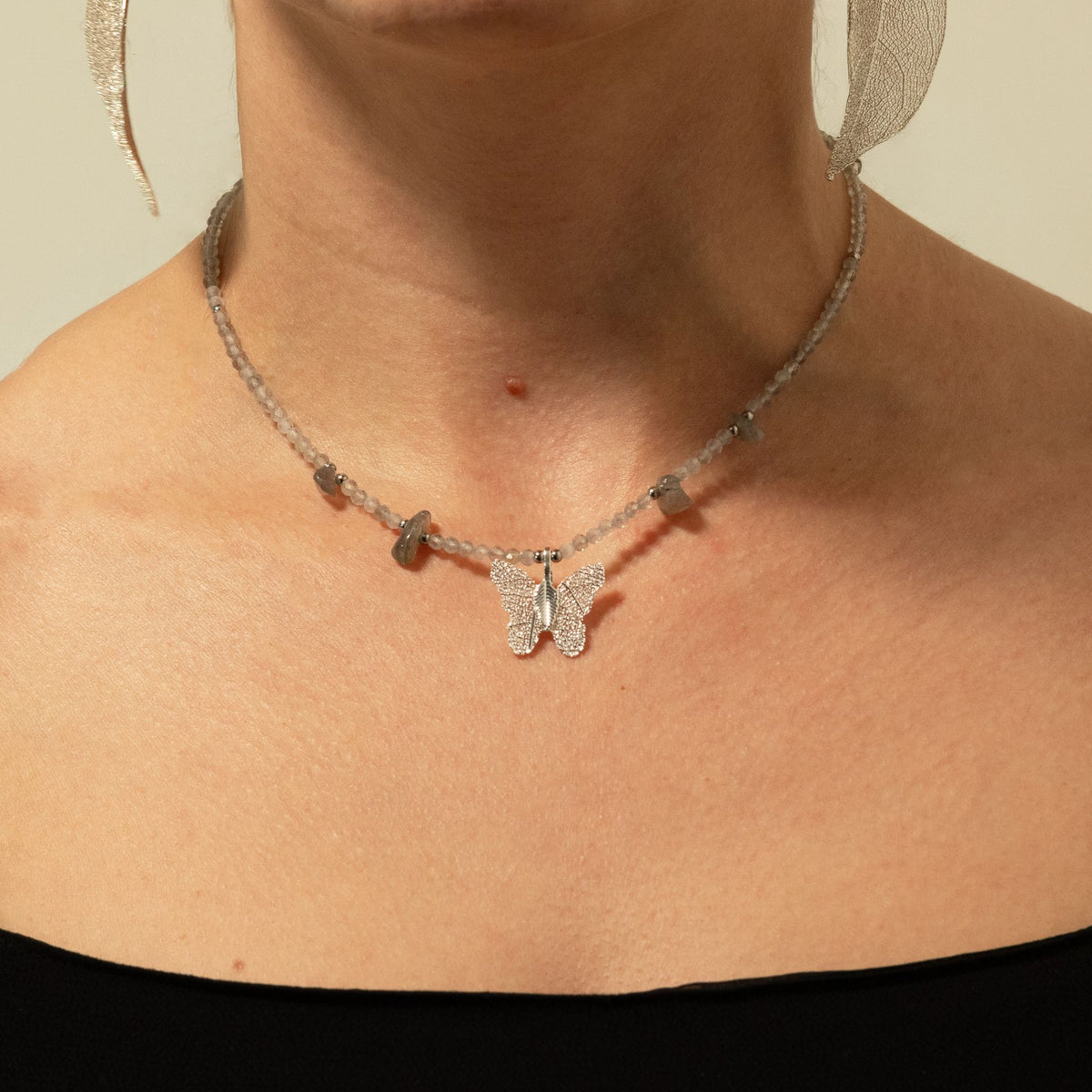 Mineralienkette Nymphe mit Schmetterling – Labradorit