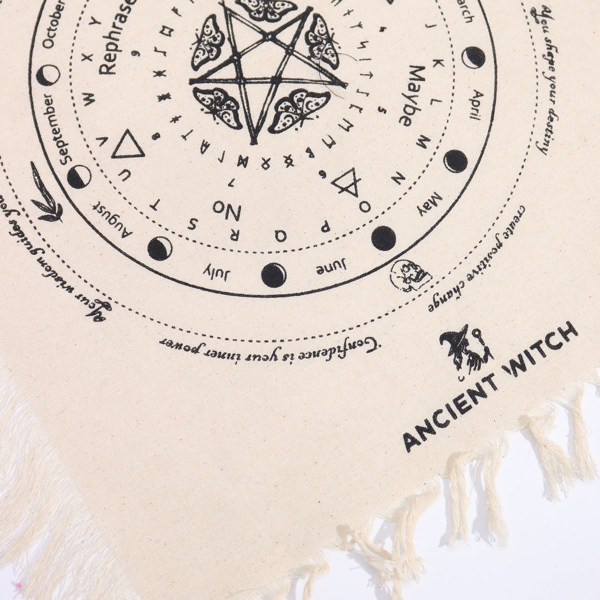 Pendelkissen „Antike Hexe“ – Motte · Natur und Schwarz