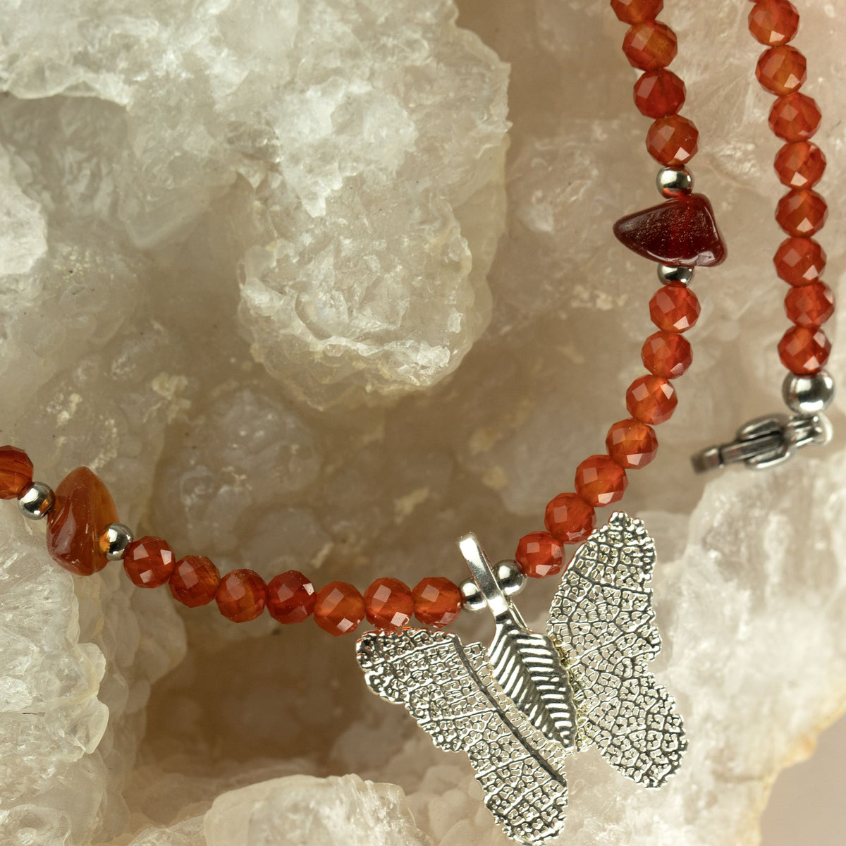 Mineralienkette Nymphe mit Schmetterling – Rubin