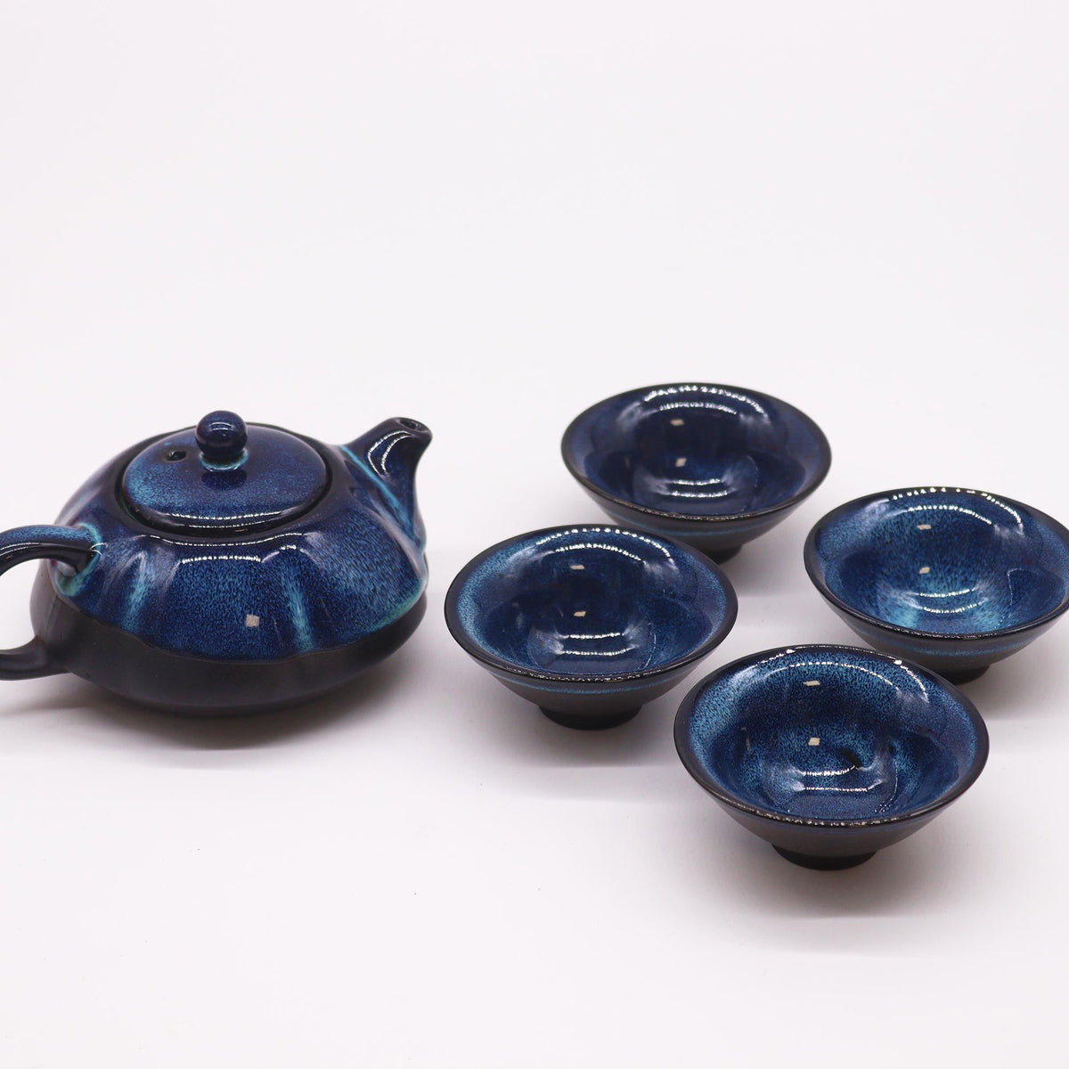 Teeservice – blaue Teekanne und vier Tassen