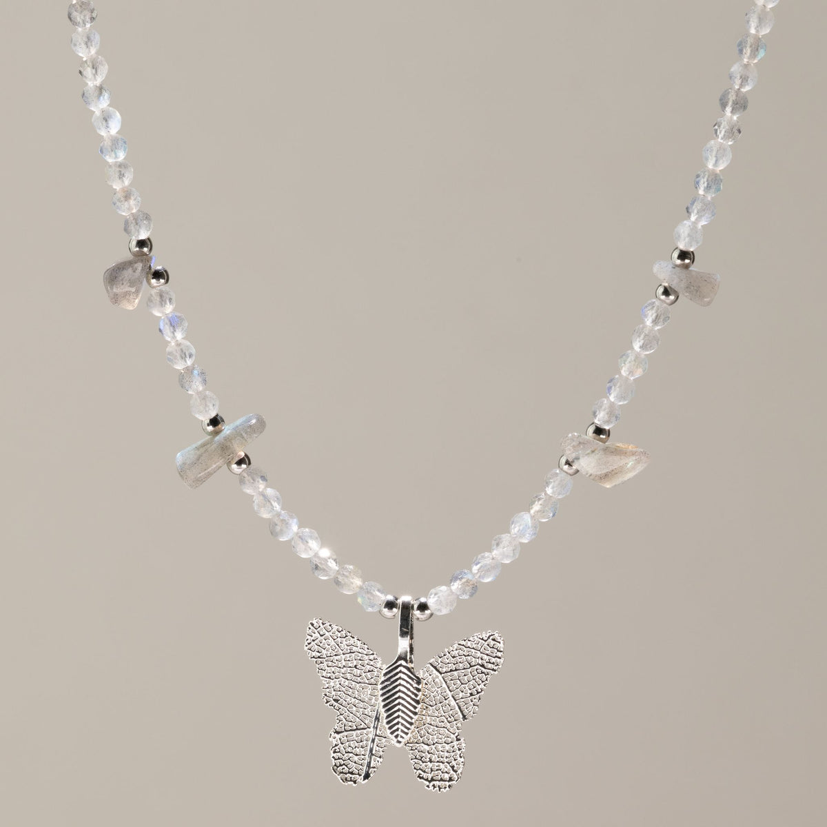 Mineralienkette Nymphe mit Schmetterling – Labradorit