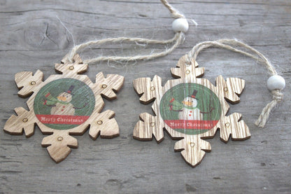 2er-Packung hölzerne Weihnachtsdekorationen – Schneeflocke & Schneemann