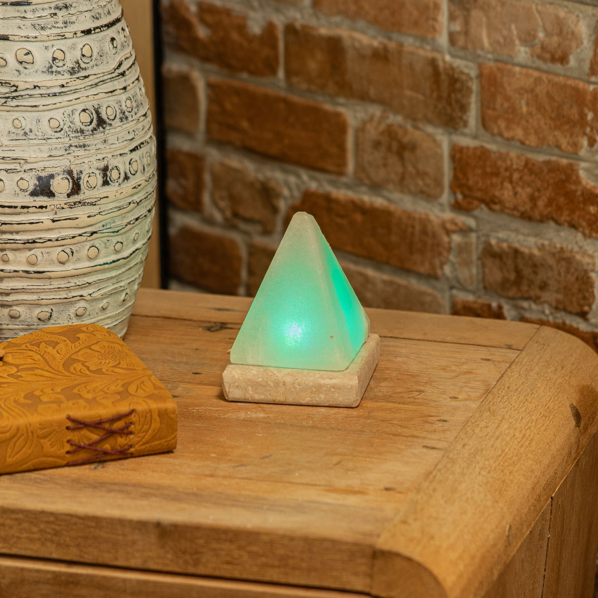 Weiße USB-Salzlampe Pyramide, 9 cm – farbiges Licht