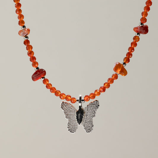 Mineralienkette Nymphe mit Schmetterling – Rubin