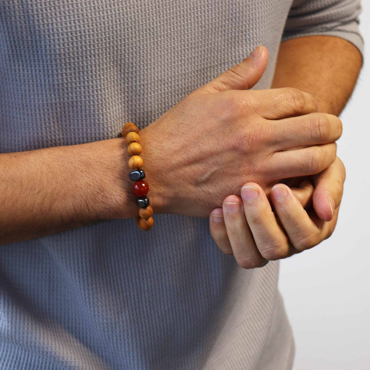 Wurzelchakra-Armband aus Zedernholz mit rotem Jaspis