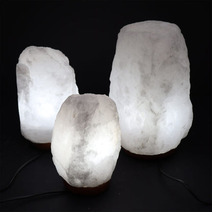 Weiße Salzkristalllampe mit Sockel, 2–3 kg