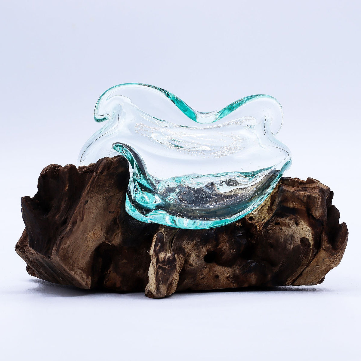 Gewellte Glasschale auf Holz, 18 cm
