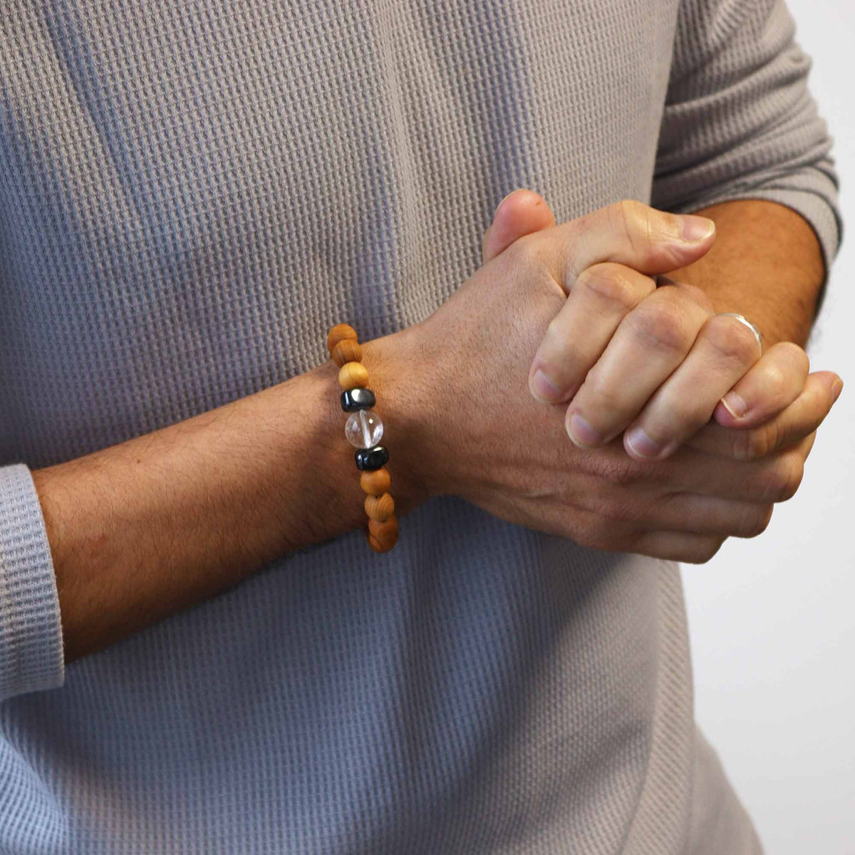 Kronenchakra-Armband aus Zedernholz mit Kristall (Bergkristall)