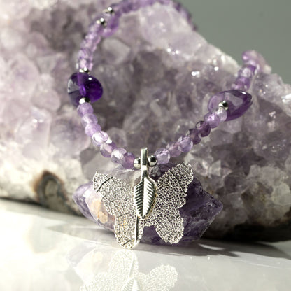 Nymphen-Mineralienkette mit Schmetterling – Amethyst.