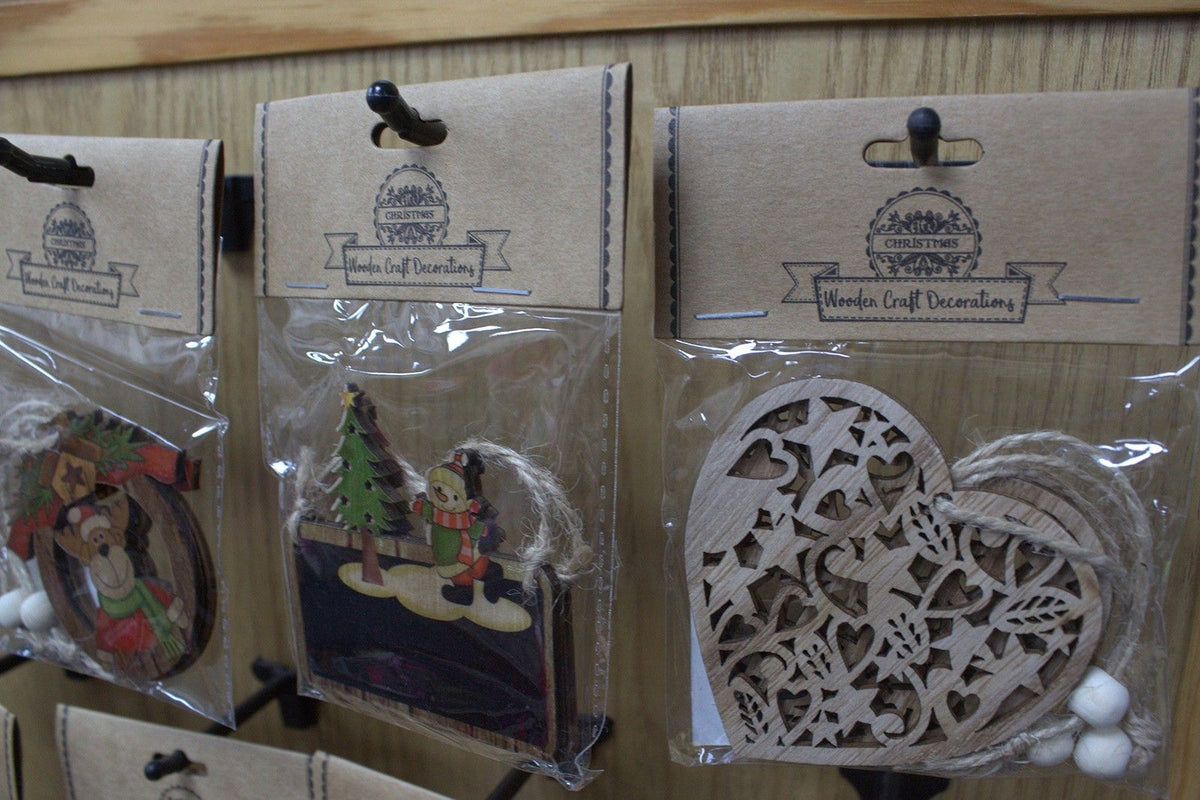 2er-Packung hölzerne Weihnachtsdekorationen – Schneeflocke & Schneemann