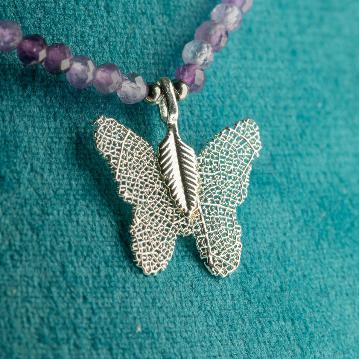 Nymphen-Mineralienkette mit Schmetterling – Amethyst.