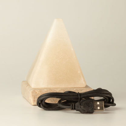 Weiße USB-Salzlampe Pyramide, 9 cm – farbiges Licht