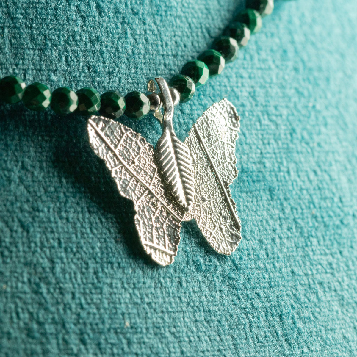 Mineralienkette Nymphe mit Schmetterling – Malachit