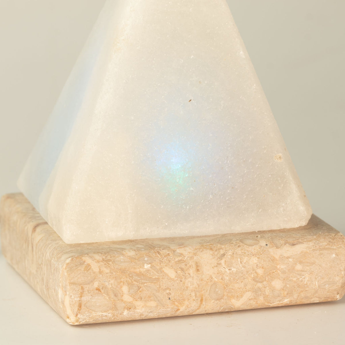 Weiße USB-Salzlampe Pyramide, 9 cm – farbiges Licht