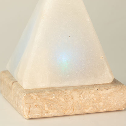 Weiße USB-Salzlampe Pyramide, 9 cm – farbiges Licht