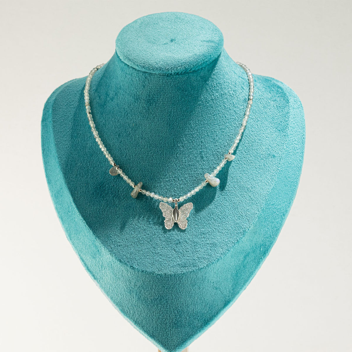 Mineralienkette Nymphe mit Schmetterling – Labradorit
