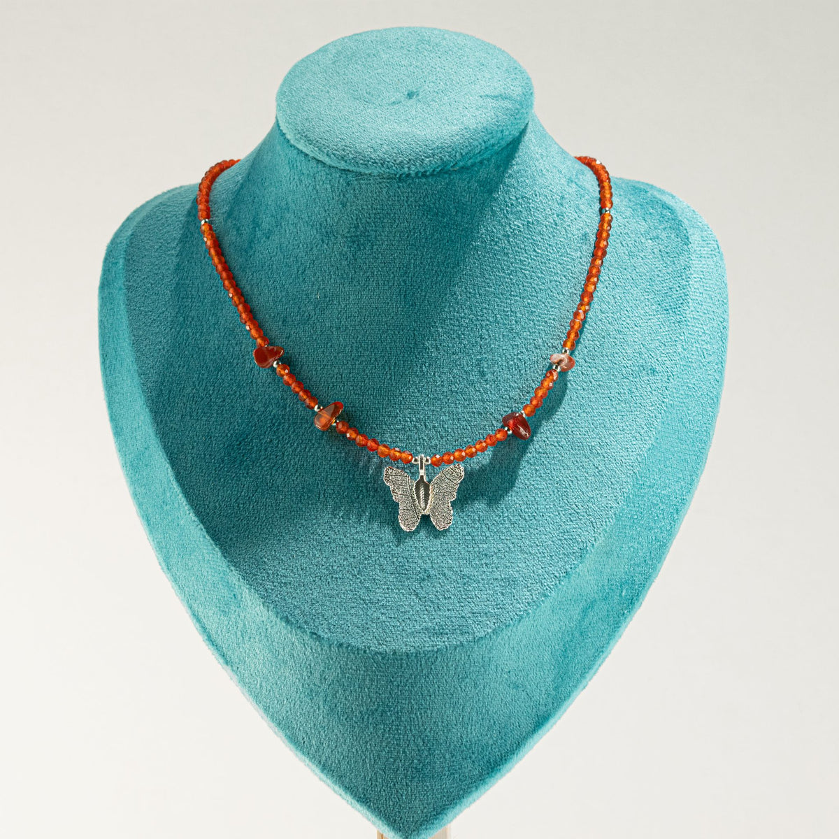 Mineralienkette Nymphe mit Schmetterling – Rubin